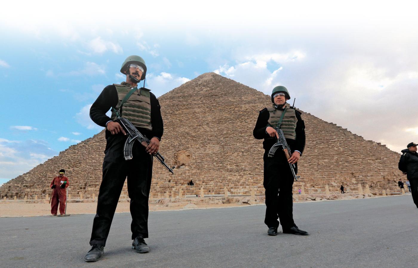 Egipscy policjanci pod piramidami w Gizie mają dać turystom poczucie bezpieczeństwa.