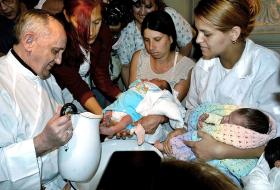 Przyszły papież Franciszek podczas uroczystości Wielkiego Tygodnia w szpitalu położniczym w Buenos Aires. 24 marca 2005 r.