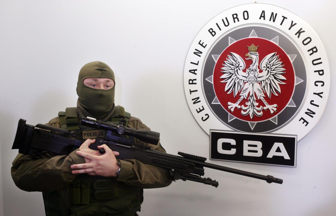 Broń CBA w rękach policji, czyli jedna z oryginalniejszych akcji Biura - przekazanie zbędnego wyposażenia, kupionego przez poprzednie, pisowskie kierownictwo CBA.