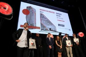 Laureaci nagrody internautów za projekt biurowca Bałtyk w Poznaniu – w imieniu architektów za wyróżnienie podziękował Paweł Natkaniec z pracowni Natkaniec Olechnicki Architekci.
