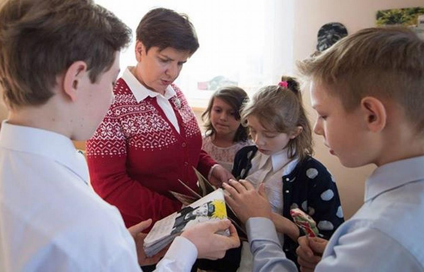 Premier Beata Szydło na spotkaniu mikołajkowym z dziećmi. Grudzień 2015 r.