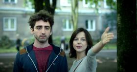 10. „Kamper”, reż. Łukasz Grzegorzek. Pierwszy taki filmowy portret pokolenia dzisiejszych trzydziestolatków. Nie tylko dla rówieśników bohaterów.A tutaj znajdziecie recenzję filmu „Kamper”.