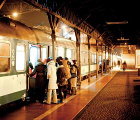 Po drodze z Łodzi do Warszawy pociąg dopełniają wsiadający w Skierniewicach.