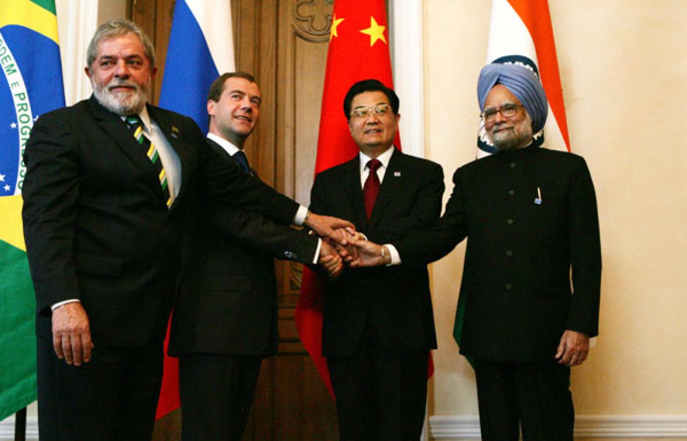 Na zdjęciu od lewej prezydent Brazylii Luiz Inacio Lula da Silva, Rosji Dimitrij Miedwiediew, Chin Hu Jintao oraz premier Indii Monmahan Singh podczas szczytu BRIC w Jekaterynburgu w czerwcu 2009 r. Fot. BEW