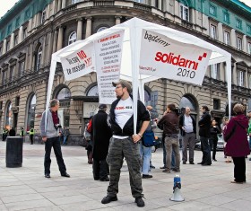 Znany obrazek z przed Pałacu Prezydenckiego. Solidarni 2010 i ich namiot.