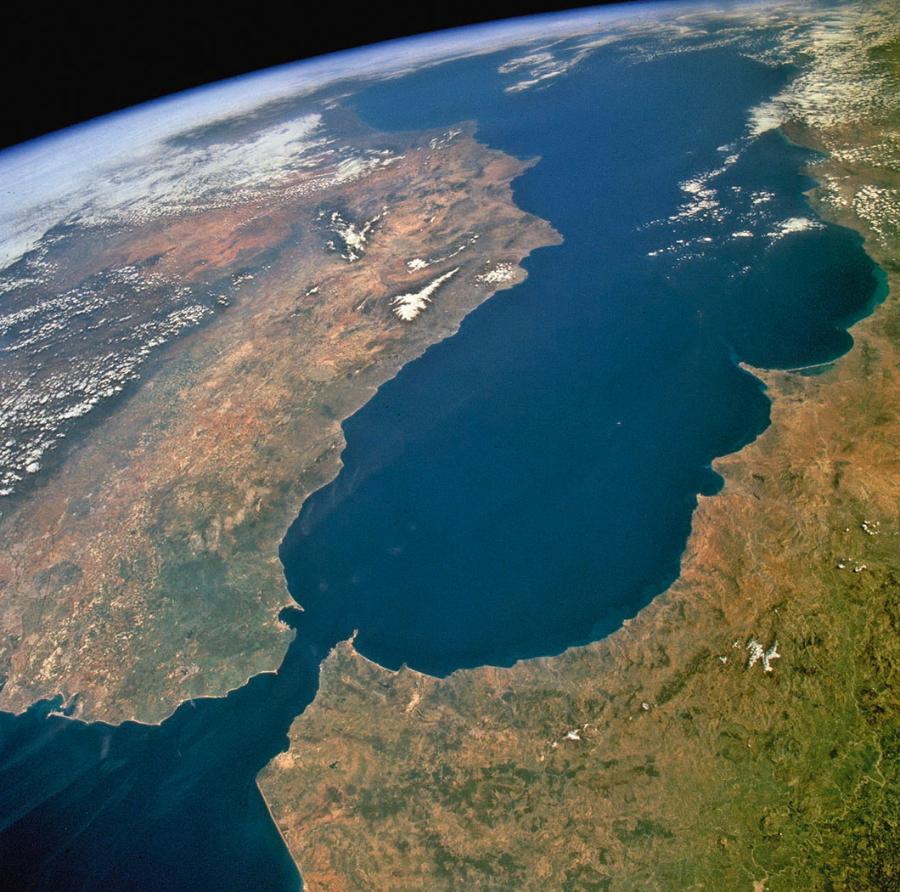 Cieśnina Gibraltarska (na dole) i fragment Morza Śródziemnego na zdjęciu satelitarnym wykonanym w 1994 r. z pokładu promu kosmicznego Endeavour.
