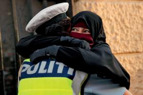 Scenka z demonstracji przeciwko zakazowi noszenia zasłon na twarzach w Danii, Kopenhaga, sierpień 2018 r.