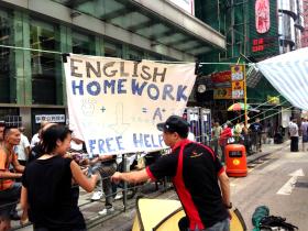 Nauczyciele i wykładowcy biorący udział w demonstracjach oferują uczniom darmowe lekcje angielskiego i pomoc w odrabianiu zadań domowych.