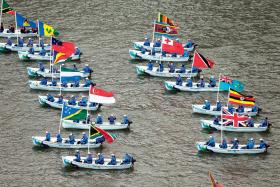 Parada na wodach Tamizy w Londynie z udziałem łodzi kadetów szkoły morskiej ozdobionych flagami państw Wspólnoty Narodów.