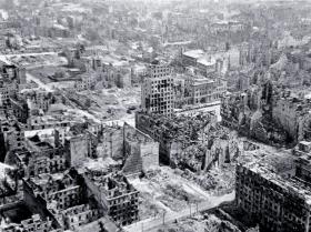 Ruiny Warszawy po powstaniu - widok na plac Napoleona (obecnie pl. Powstańców Warszawy) z wieżowcem Prudentialu i ulicą Świętokrzyską