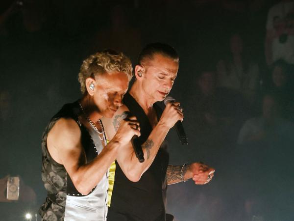 Martin Gore i Dave Gahan podczas występu otwierającego trasę Memento Mori World Tour, Sacramento w Kalifornii.