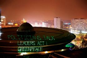 Hasło „Politicians talk leaders act!” (politycy gadają, liderzy działają) wyświetlone przez działaczy Greenpeace’u na katowickim Spodku podczas trwania Szczytu Klimatycznego COP24.