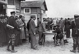 Francuscy policjanci rejestrują Żydów w obozie Pithiviers, maj 1941 r.