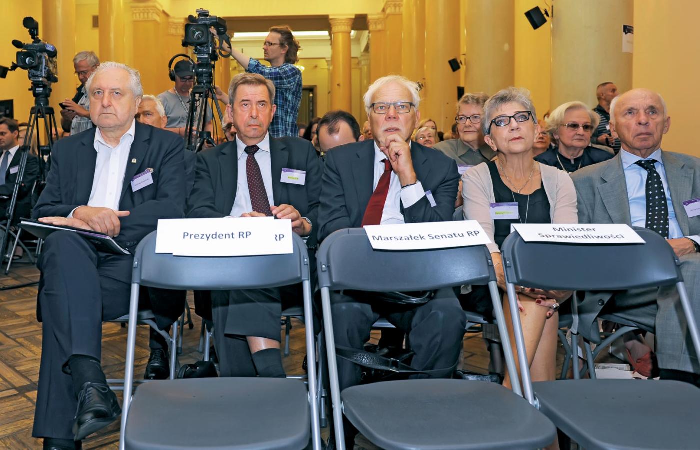 Od lewej: sędziowie Andrzej Rzepliński, Andrzej Zoll, Marek Safjan, Danuta Przywara. Przed nimi puste krzesła zaproszonych gości – prezydenta, marszałka Senatu, ministra sprawiedliwości.