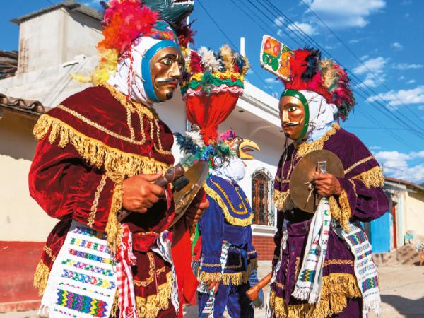 Wojownik Rabinal Achí ze złotą maską w ręku