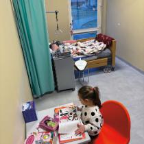 Wnuczka Hania w odwiedzinach u babci Elżbiety