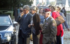 ...i inni znani Polacy - m.in. słynny niegdyś piłkarz Włodzimierz Lubański (pierwszy z lewej) oraz generał Mieczysław Bieniek (w mundurze), jeden z wysokich dowódców w NATO.