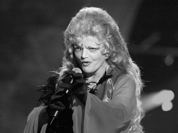 Violetta Villas umarła w wieku 73 lat, a pod bramę jej domu przychodzą całkiem obcy ludzie zapalać znicze.