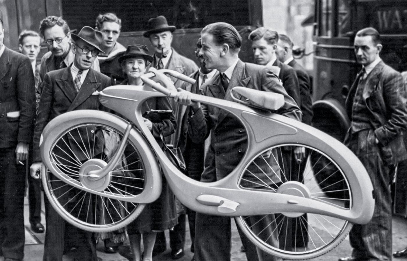 Projektant prezentuje rower przyszłości przygotowany na wystawę „Britain can make it”, ok. 1935 r.
