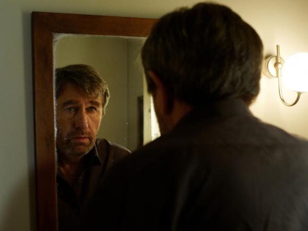 Doktor Andrzej nie potrafi oddzielić pracy od życia osobistego, zachować profesjonalnego dystansu wobec problemów pacjentów