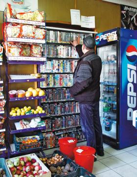 Właściciele wypożyczalni, po wykupieniu koncesji w Komitecie Kinematografii i uiszczeniu opłaty dla ZAiKS, zaopatrywali się w filmy u pierwszych legalnych dystrybutorów.