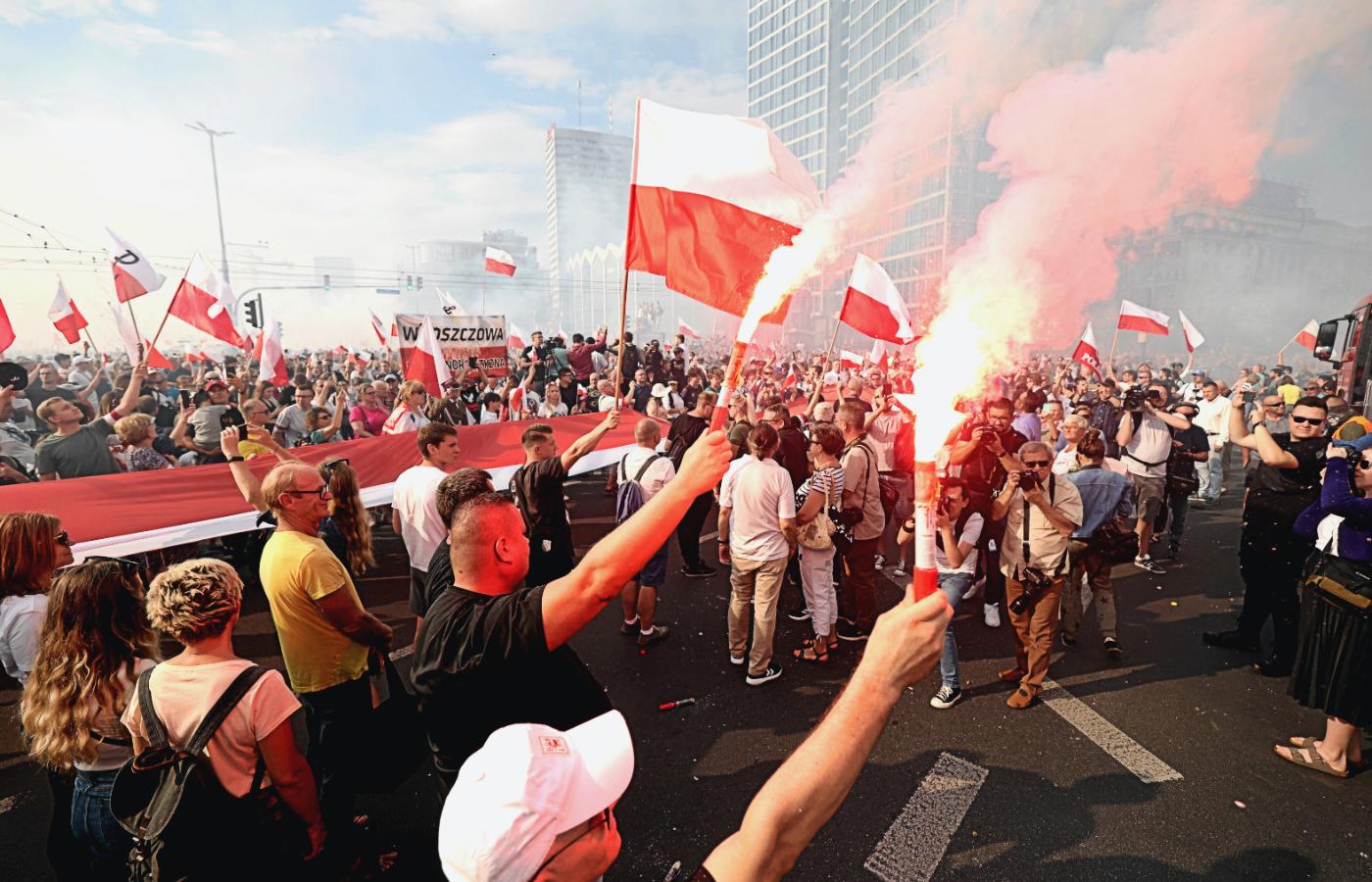 Środowiska narodowe po raz 11. uczciły rocznicę wybuchu powstania warszawskiego demonstracją w centrum stolicy i koncertem przy pl. Krasińskich.