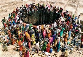 W czasie wielkiej suszy w indyjskim stanie  Gujarat publiczne studnie były stale oblężone.