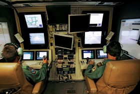 Pilot w Nevadzie kieruje Predatorem lecącym nad Afganistanem.