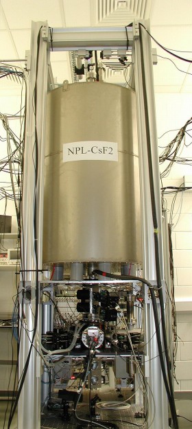 Tak zwana fontanna cezowa.  Zegar atomowy zbudowany przez National Physical Laboratory w Anglii oraz specjalistów z Penn State University w USA. Najdokładniejszy obecnie odmierzacz długookresowego czasu. 2,5 m wysokości. Stoi w laboratorium w Teddington.