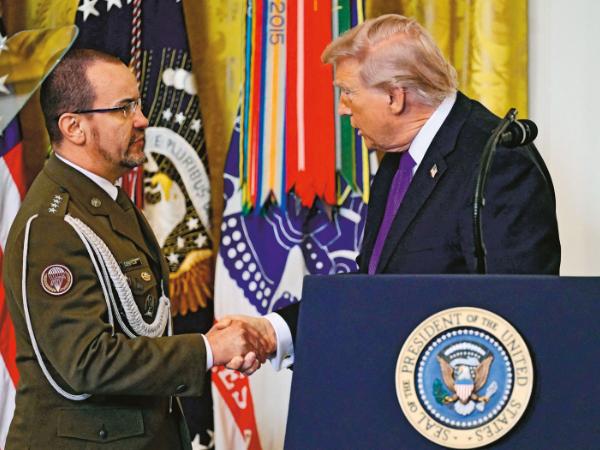 Kapitan Karol Cierpica u Donalda Trumpa w Białym Domu, 2 marca br.