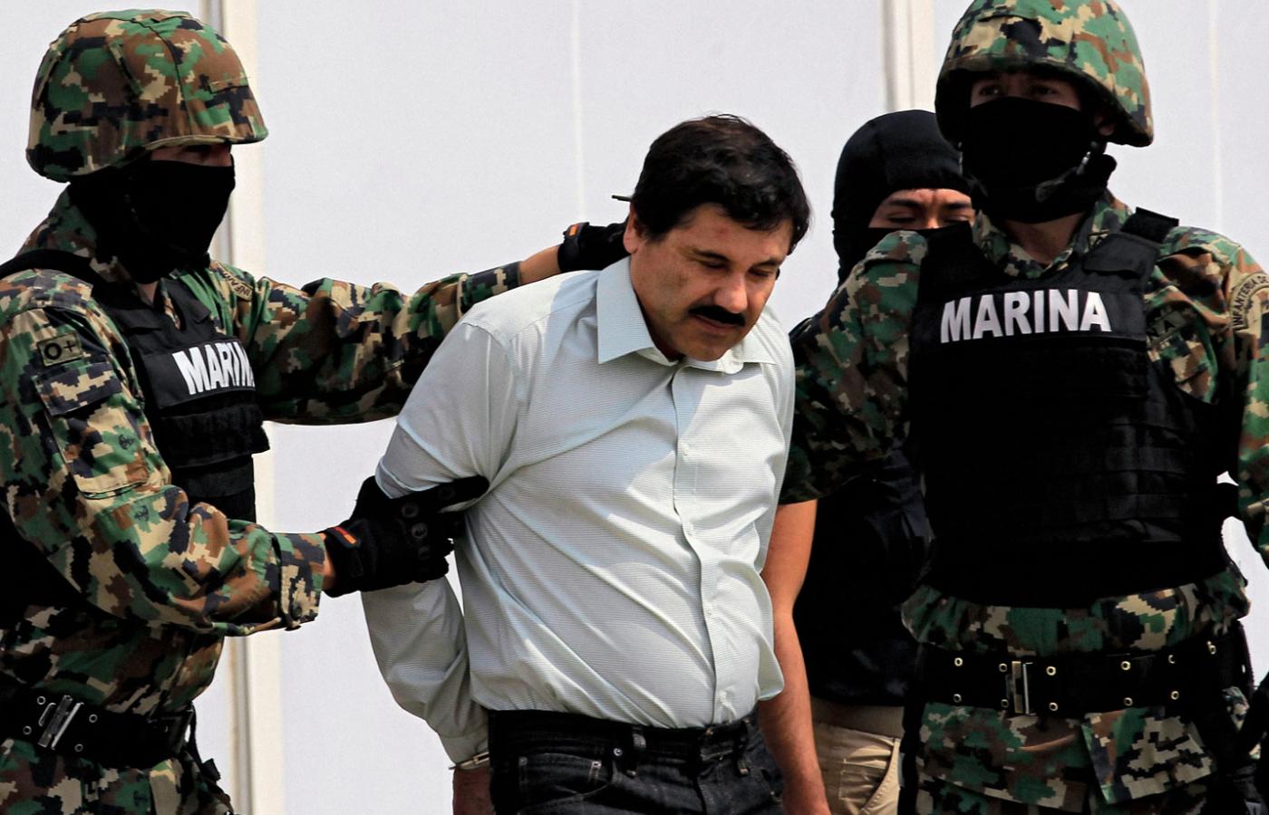 El Chapo Guzman w rękach żołnierzy w 2014 r.