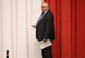 Adam Lipiński nic się nie zmienił. Pozostaje człowiekiem cienia i jest wciąż tym, kim był przed dekadą: wiceprezesem partii, ministrem w Kancelarii Premiera do współpracy z parlamentem. I głównym kadrowcem PiS.