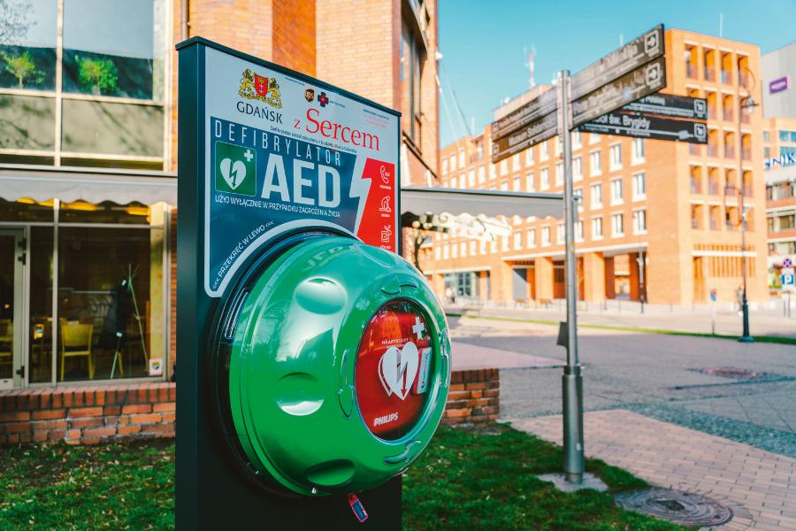 Automatyczny defibrylator na ulicy w Gdańsku.