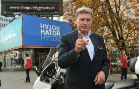 Prof. Leszek Balcerowicz podczas konferencji prasowej z okazji 5 rocznicy uruchomienia tzw. licznika długu.