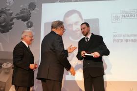 Laur w kategorii Nauki ścisłe odebrał dr hab. Piotr Niemiec.