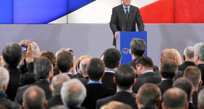 Działacze PO słuchają wystąpienia premiera Donalda Tuska podczas jednej z partyjnych konwencji