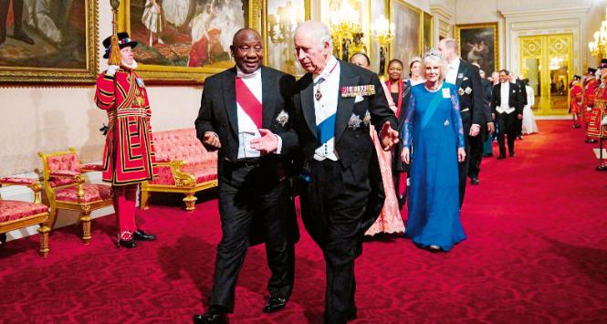 Prezydent RPA Cyril Ramaphosa z królem Karolem III podczas bankietu w Pałacu Buckingham.