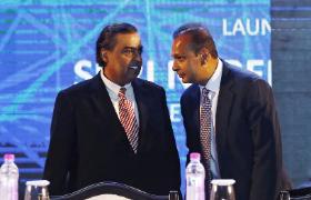 Najbogatszy Azjata Mukesh Ambani (z lewej) z bratem Anilem w New Delhi.