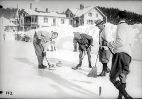 Curling na lodzie w pobliżu jeziora Oberse, Arosa. Rok 1930.