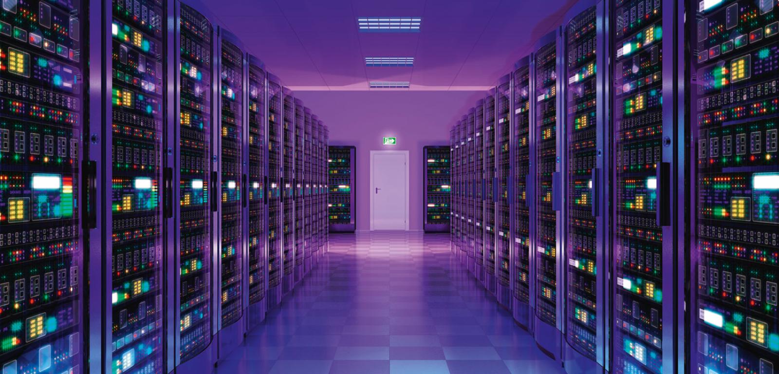 Serwery w centrum danych umieszczone są w rzędach szaf serwerowych.