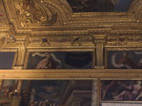 Sufit Pałacu Dożów - czarne miejsce kryje zamalowany portret. Napis głosi: „Oto miejsce Marina Faliera, ściętego za przestępstwa”.