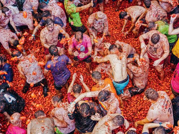 La Tomatina w wiosce Buñol przyciąga tysiące turystów z całego świata.