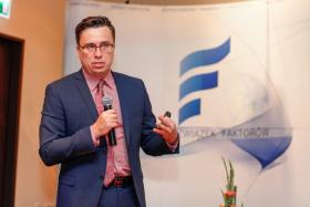 „Decyzja o przyjęciu euro nie może zapaść bez politycznego konsensusu, a ten obecnie wydaje się niemożliwy”.