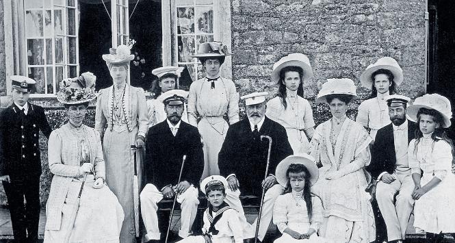 1909 r., trzy pokolenia królewskiej i carskiej rodziny, w środku: car Mikołaj i król Edward VII (z laskami w dłoniach)