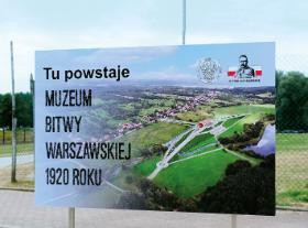 Tablica ukazująca projekt muzeum w Ossowieautorstwa Czesława Bieleckiego.