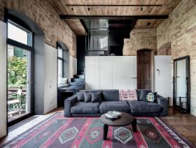 LOFT W KAMIENICY, KIJÓW. Wnętrze w zabytkowej kamienicy wcale nie musi kontynuować tradycji mieszczańskiej przytulności, by być w zgodzie z 'duchem miejsca'. Oto przykład: nowoczesny, surowy apartament któremu stara architektura, odarta z tynków, tapet, ozdobnych naleciałości - aż do gołej cegły - nadaje ton.