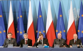 Przedstawiciele komisji Millera prezentują wyniki dochodzenia: od lewej ppłk Robert Benedict, Maciej Lasek, Jerzy Miller, płk Mirosław Grochowski i Wiesław Jedynak.