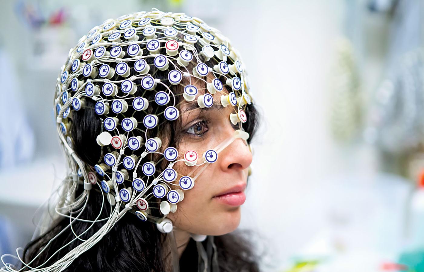Stworzone w International University in Geneva urządzenie, które, korzystając z elektroencefalografii, stymuluje aktywność mózgu.