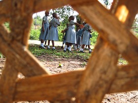 Edukacja to jedyna szansa na zapewnienie najmłodszym mieszkańcom Tanzanii lepszej przyszłości. Na zdjęciu: zabawa podczas przerwy. Choć boisko znajduje się na gliniastym, zaśmieconym polu, maluchy potrafią bawić się nawet w takim miejscu.