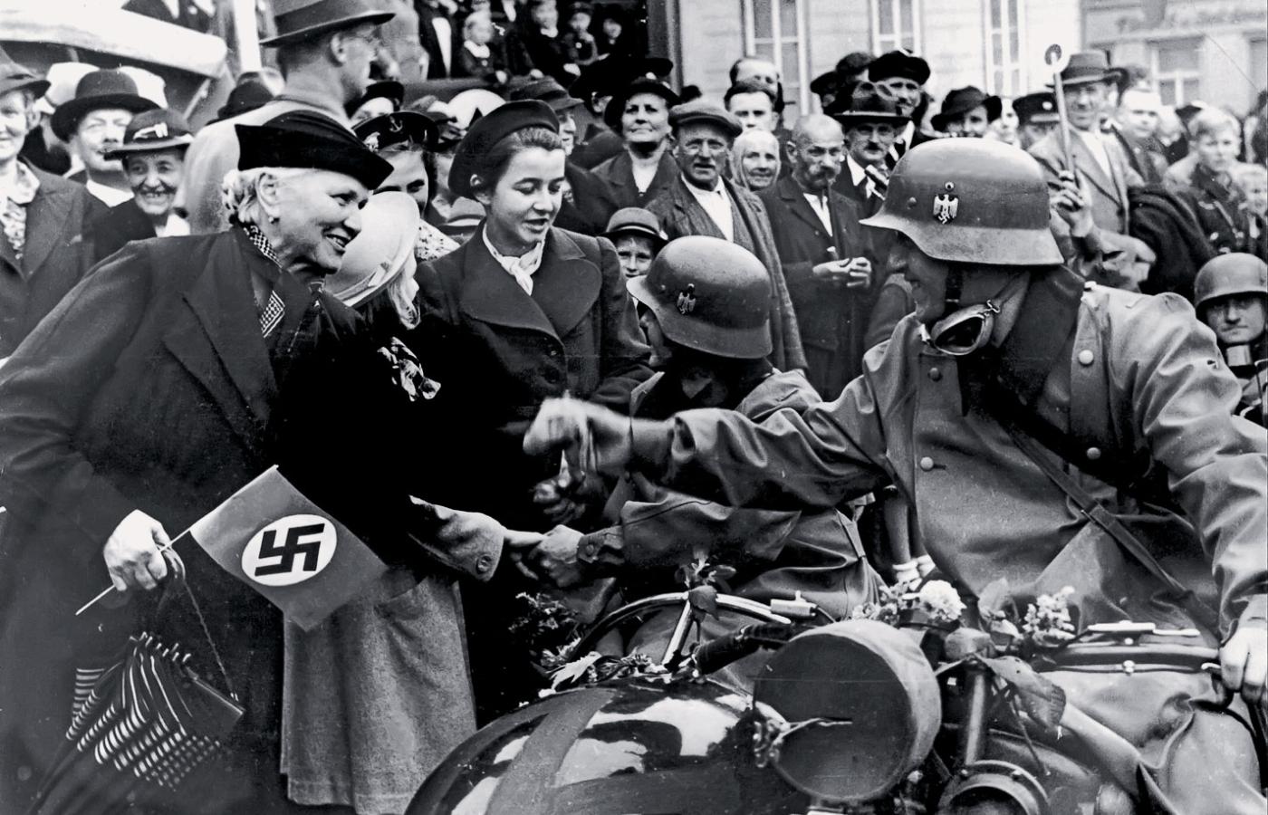 Październik 1938 r., ciepłe powitanie wkraczających wojsk niemieckich.
